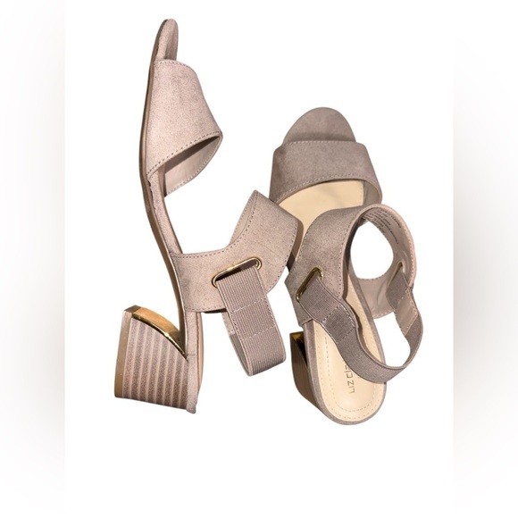 Liz Claiborne LC Clashing Low Heel Sandal Beige Suede Gold Accents Size 6.5 - Picture 5 of 10